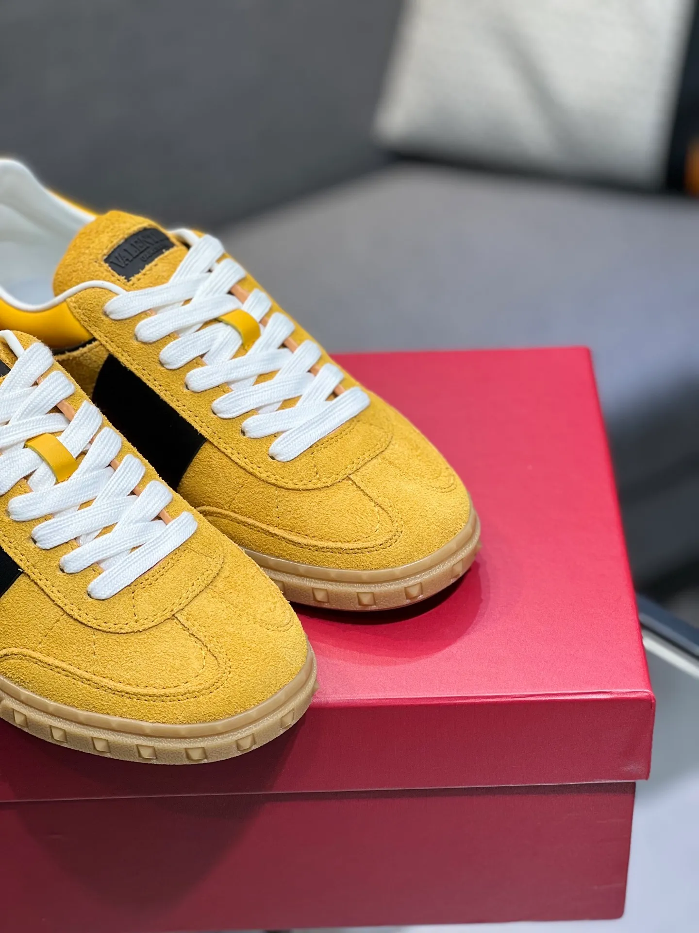Men's shoes 💰620 👉🌹🌹VALENTINO counter synchronized new low-top casual sports shoes 👍Professional and high-end, perfect replica, first-class quality! 👍All made of original 1:1 materials, exclusive mold opening! 👍High mercerized cowhide fabric 👍TPU outsole, comfortable and wear-resistant, brand injection insole, 👍Full set of high-end counter packaging 👍All details are customized with 1:1 mold, striving for perfection! 👍Couple style female 35-41, male 38-46 (female 41, male 45 46 customized)